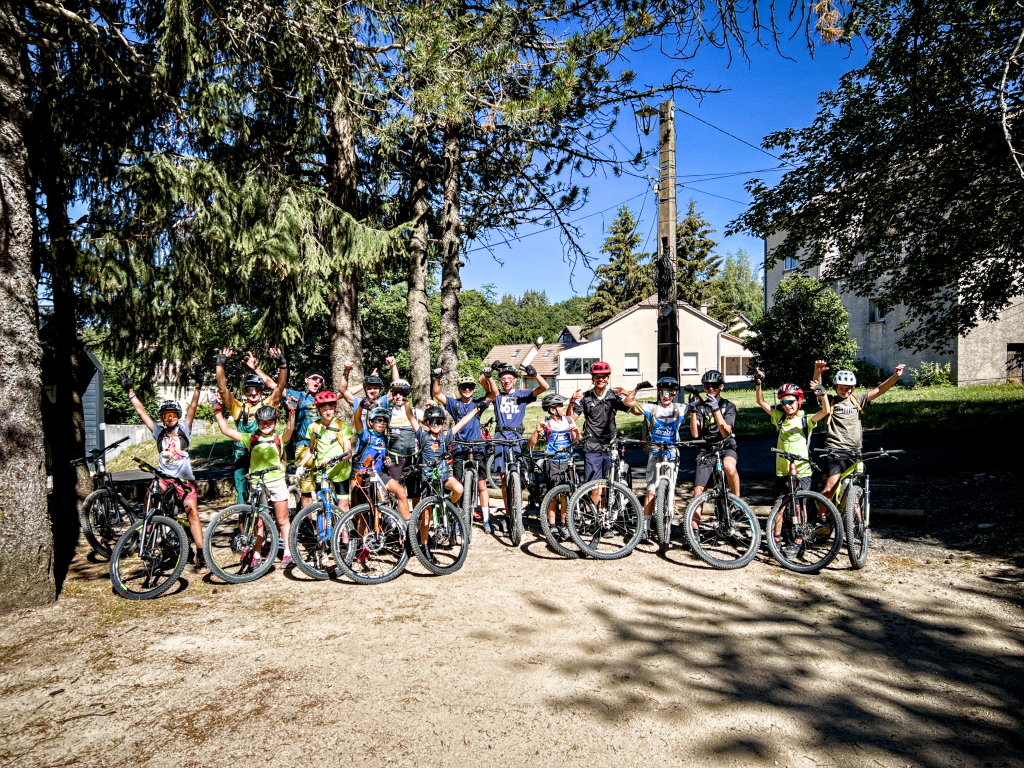 5 jours d&rsquo;itinérance en VTT sur le plateau ardéchois : une aventure inoubliable pour 14 jeunes