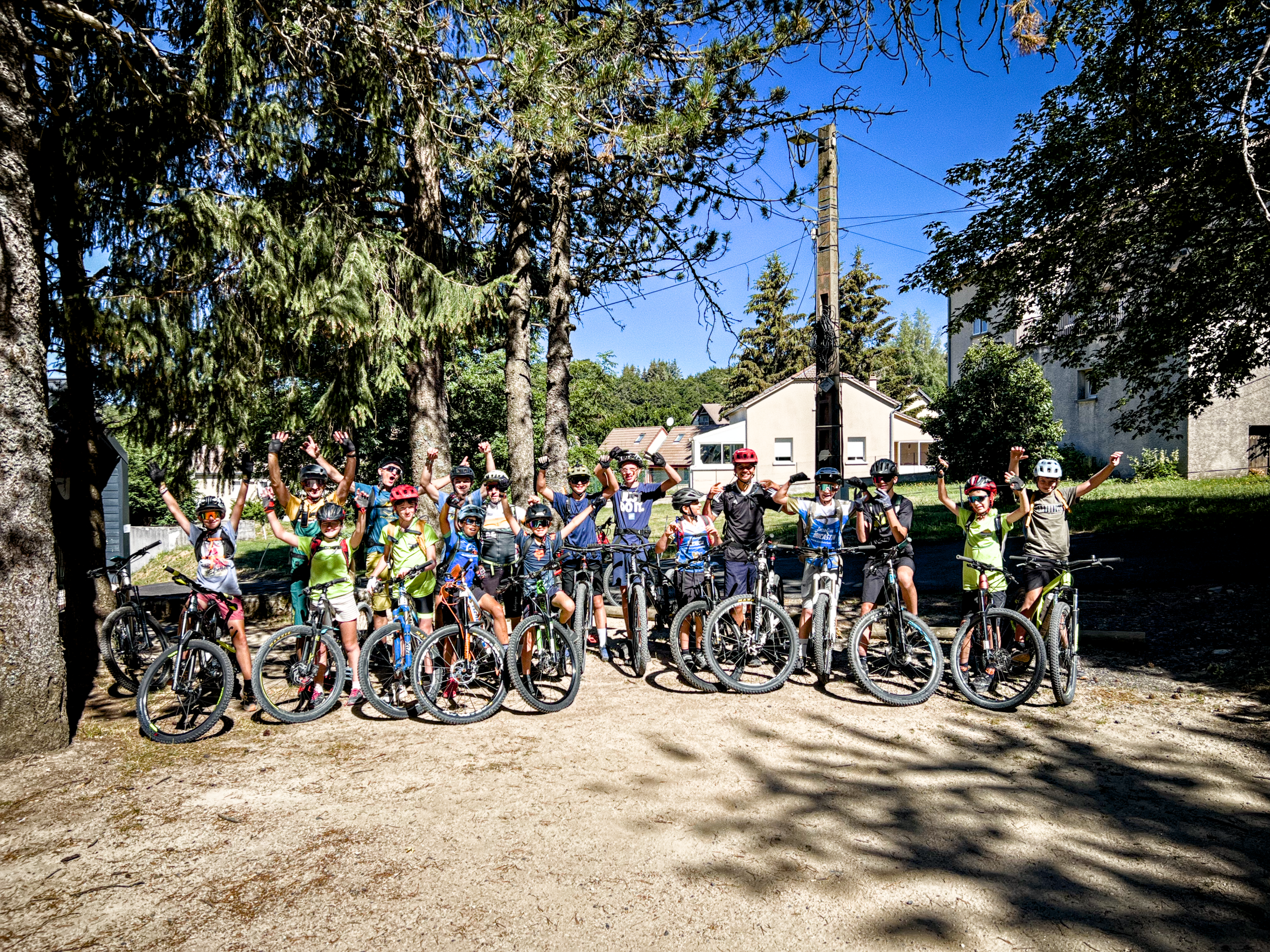 5 jours d&rsquo;itinérance en VTT sur le plateau ardéchois : une aventure inoubliable pour 14 jeunes